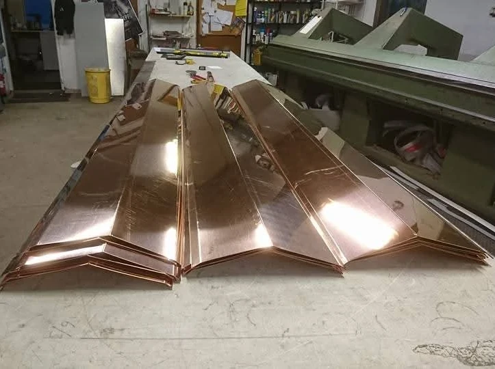 Peltiseppä työskentelee asennustyömaalla